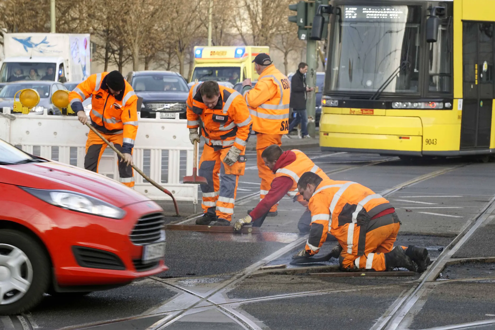 Teerarbeiten am Strassebahngleis Allein 2025 gab die BVG für die Ausbesserung und Sanierung von Gleisen über 27 Millionen Euro aus.