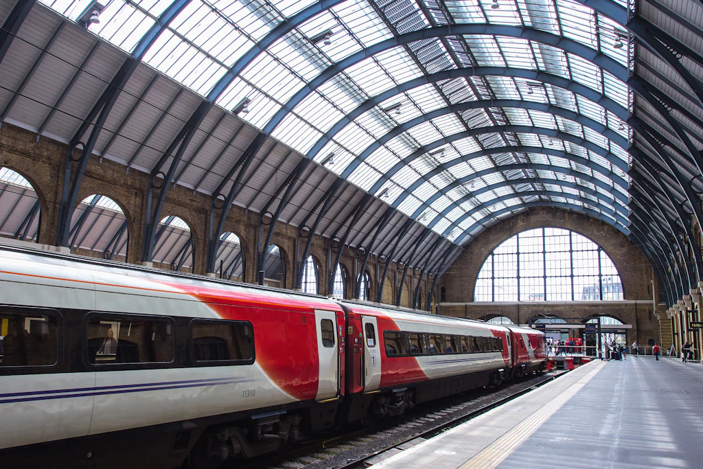 Ein Zug des britischen Bahnbetreibers Virgin an einem Londoner Bahnhof. Der Betreiber könnte künftig auch durch den Ärmelkanal nach Europa fahren.