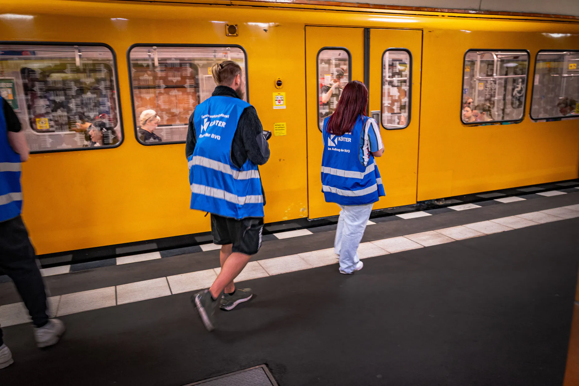 Sie machen auch nur ihren Job. Kontrolleure dürfen ein erhöhtes Beförderungsentgelt von 60 Euro einstreichen, wenn kein gültiges Ticket vorliegt.