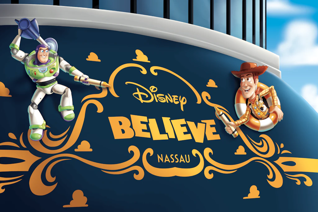 Woody (re.) und Buzz Lightyear, die bekannten Figuren aus dem Film Toy Story, malen mit Wachsmalstiften am Heck den Namen des neuen Schiffes Disney Believe aus.