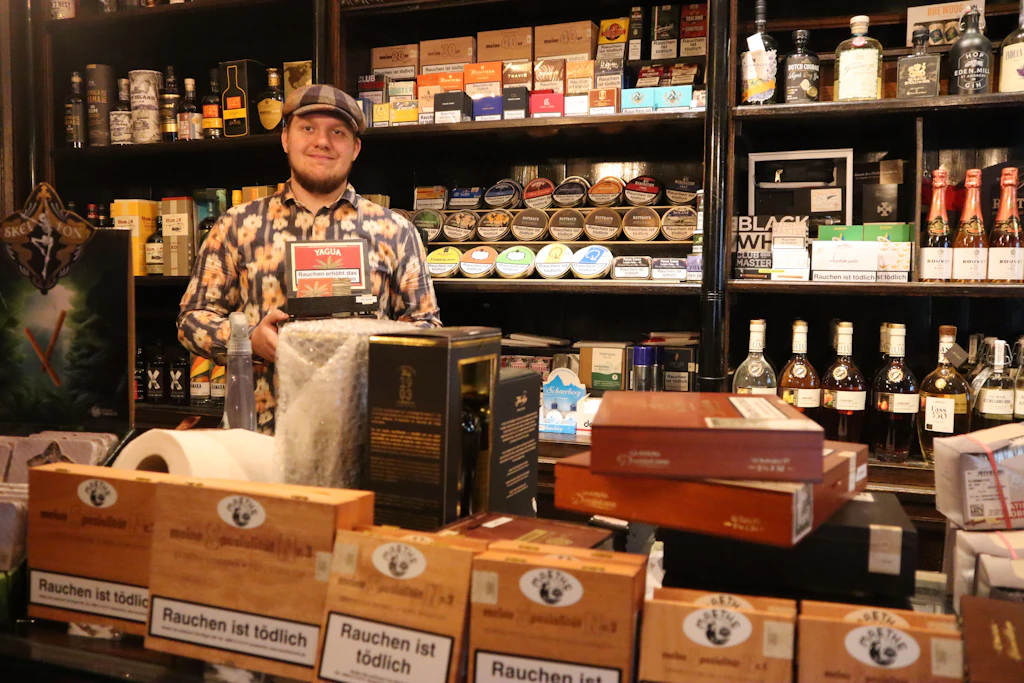 Diego Wünsch ist der Fachmann rund ums stilvolle Rauchen. Der Verkäufer im 142 Jahre alten Zwickauer Zigarrengeschäft Maethe wird mit seiner Spezialkompetenz ebenfalls auf der Messe „Vogtland-Spirits“ präsent sein.
