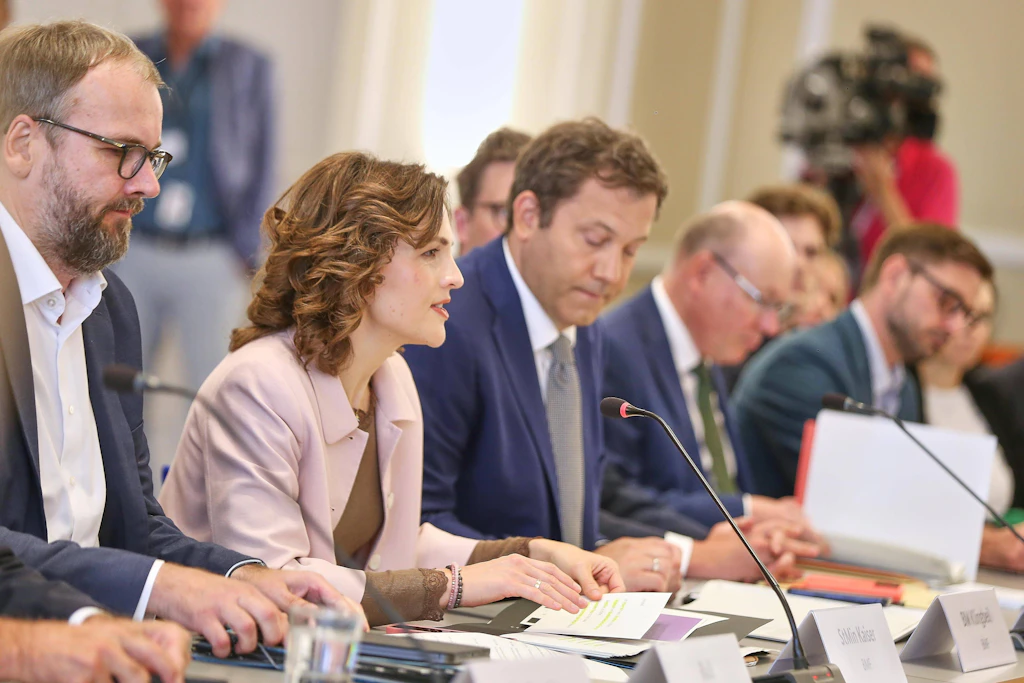Branchendialog Ost: Ostbeauftragte Elisabeth Kaiser (SPD) und Bundesfinanzminister Lars Klingbeil (SPD) mit Branchenvertretern.