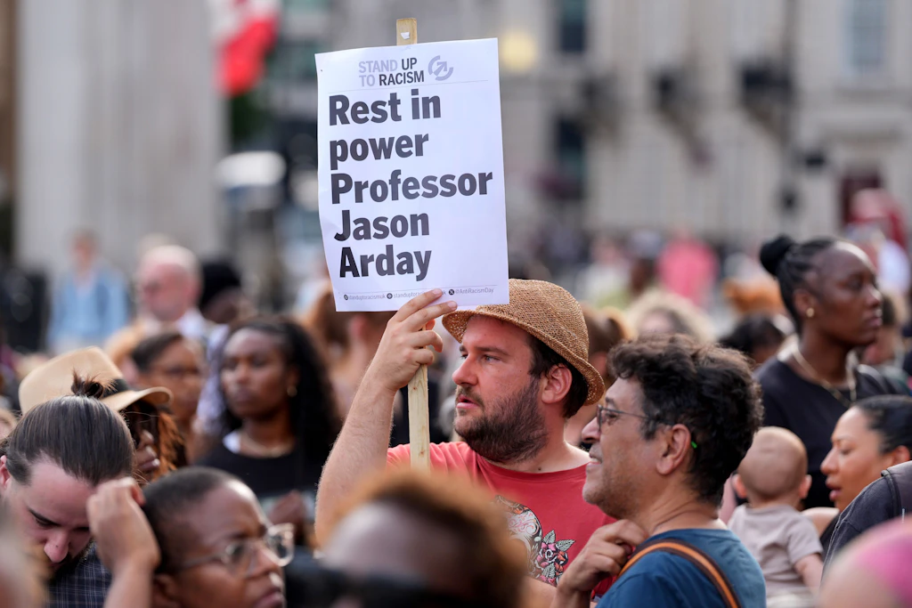 Auf den Stufen der National Gallery am Trafalgar Square im Zentrum Londons nehmen Menschen an einer Mahnwache für Professor Jason Arday teil.