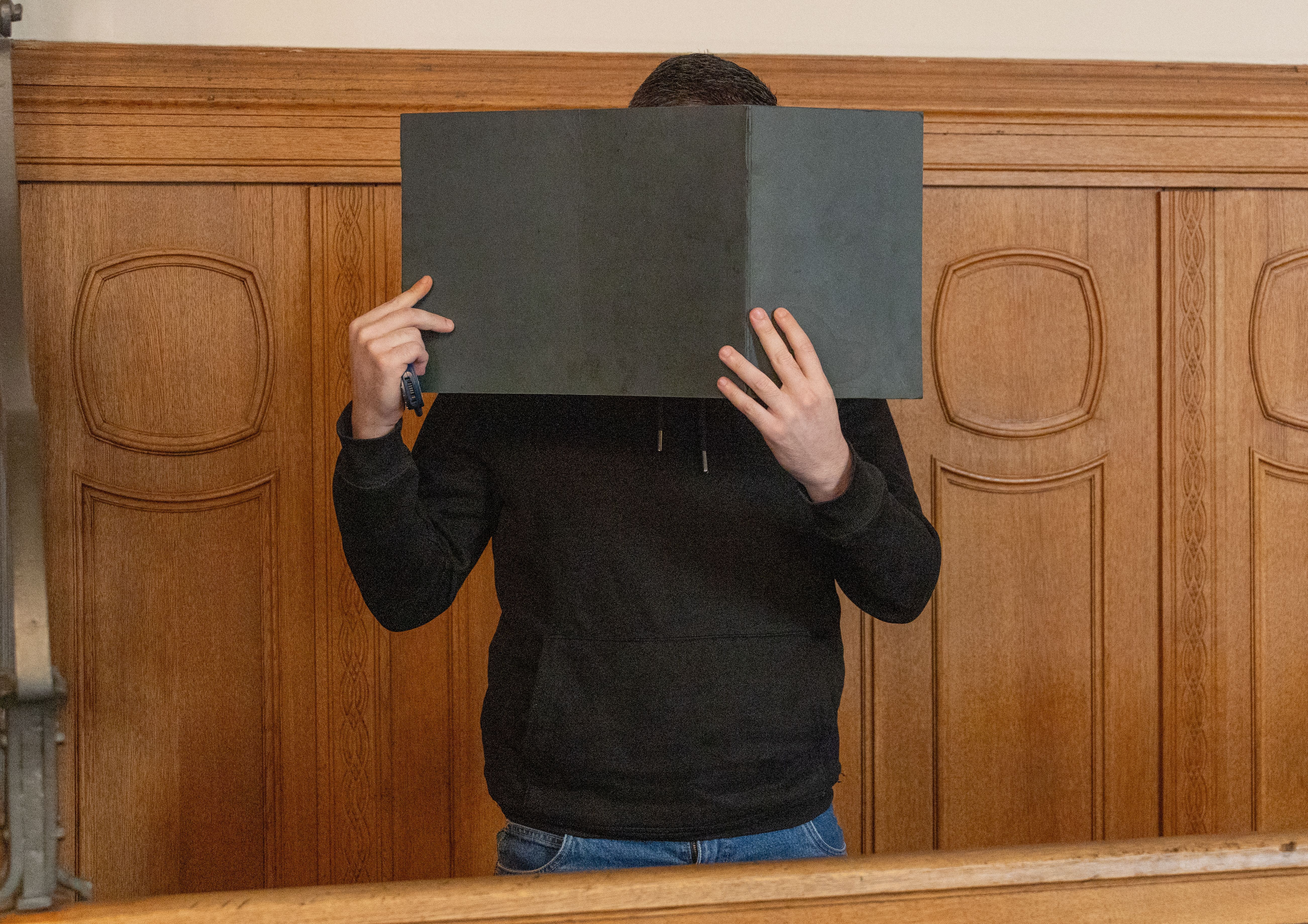 Abgelenkt, zugegriffen, geflüchtet: Prozess um Luxusuhren-Raub