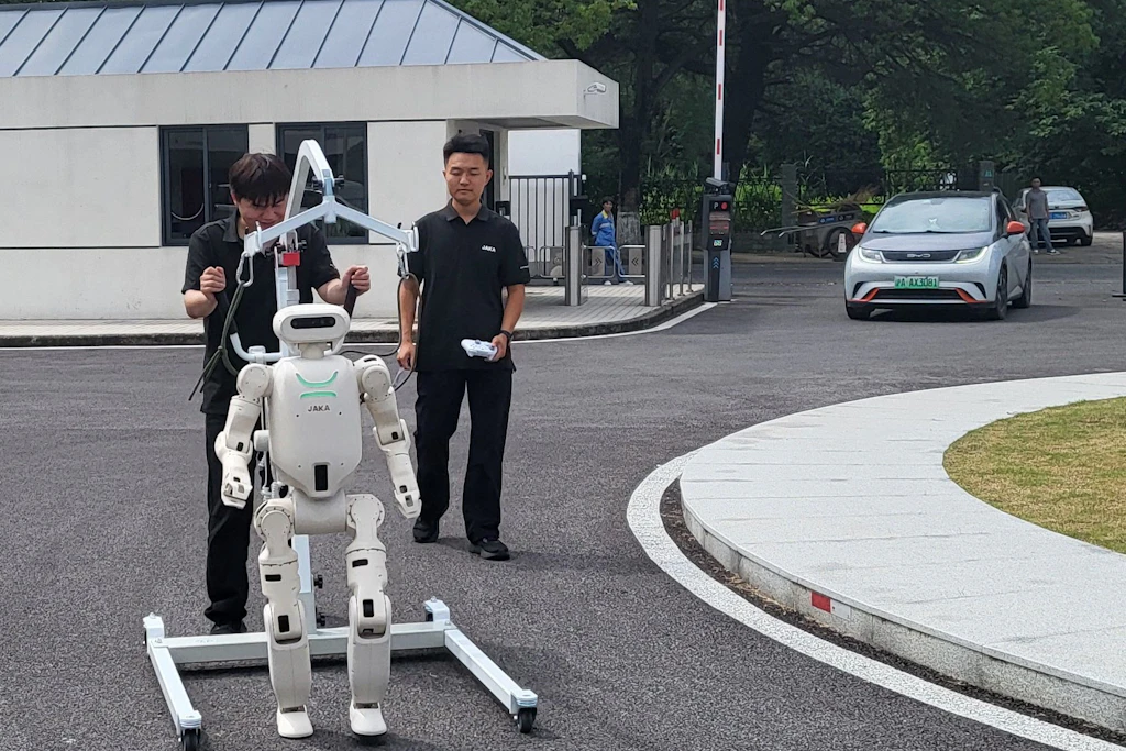 Jaka-Roboter beim Lauftraining vor dem Eingang des Unternehmens in Shanghai