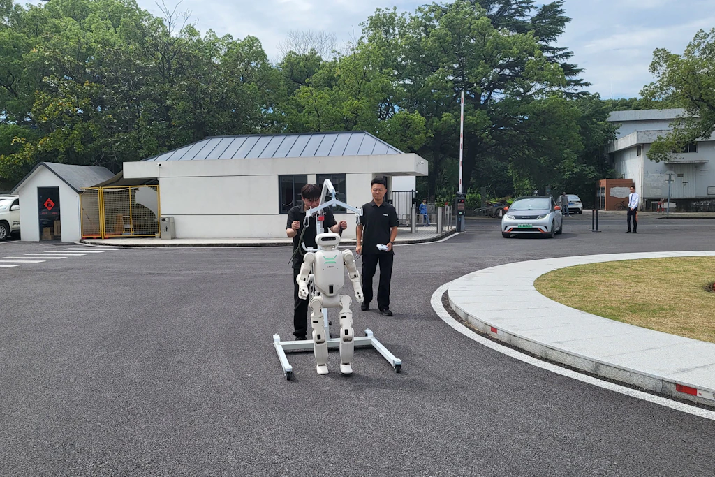 Jaka-Roboter beim Lauftraining vor dem Eingang des Unternehmens in Shanghai