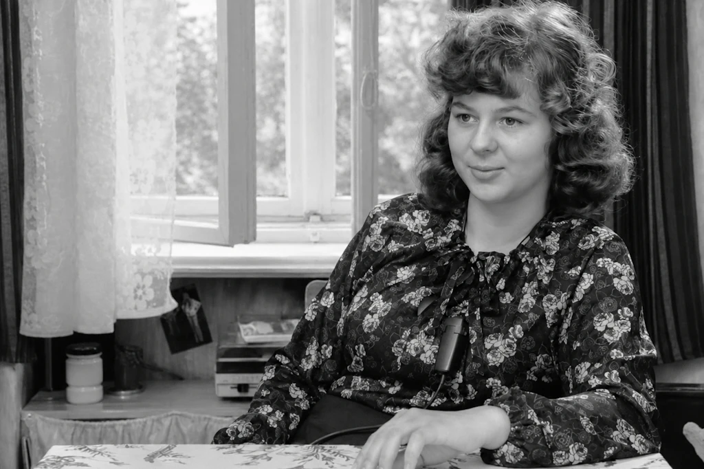 Diese junge Frau berichtet, sie wolle sich mit ihrem Mann jetzt endlich eine Schrankwand kaufen. Ein Thema, das die Jugend in der DDR offenbar immer wieder beschäftigte.