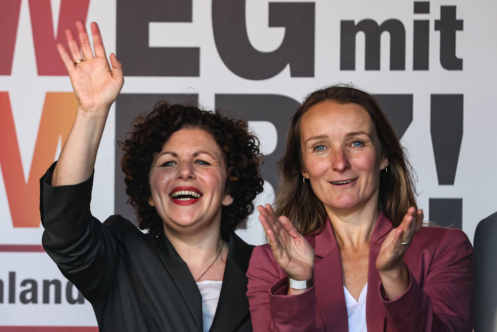 BSW-Parteivorsitzende Amira Mohamed Ali und die BSW-Spitzenkandidatin in Sachsen-Anhalt, Claudia Wittig (r.). Wittig kritisiert, dass „die Zeche für Kriege anderer Leute wieder einmal die Bürger an der Zapfsäule und bei der Heizkostenabrechnung zahlen“.