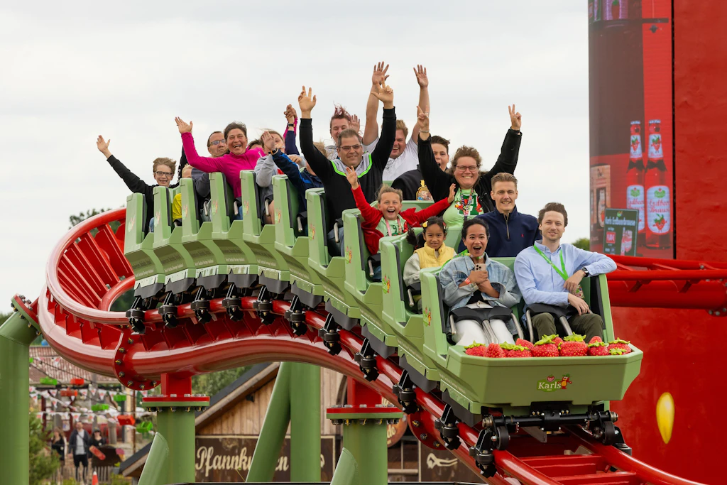 In Döbeln in Sachsen kann man schon mit der neuen Achterbahn „Bettys Beerchen Boomerang“ fahren. Mitte Oktober soll sie auch in Berlin eröffnen.