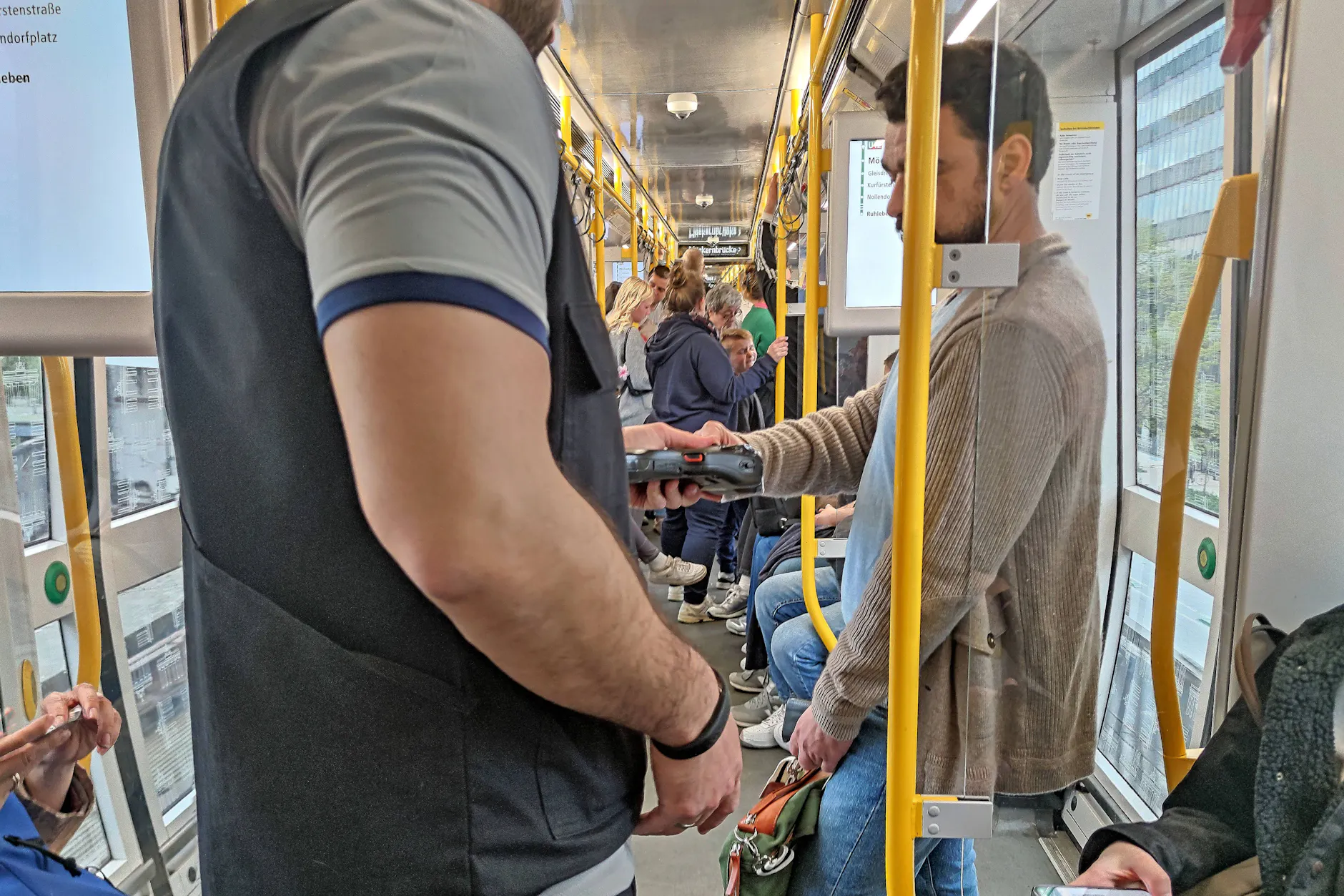 Fahrkartenkontrolle in einer U-Bahn. Wie wäre es, wenn Kontrolleure sich immer mit einem kurzen Zeitstempel einloggen müssten? So lautet der Vorschlag von Gibtner.