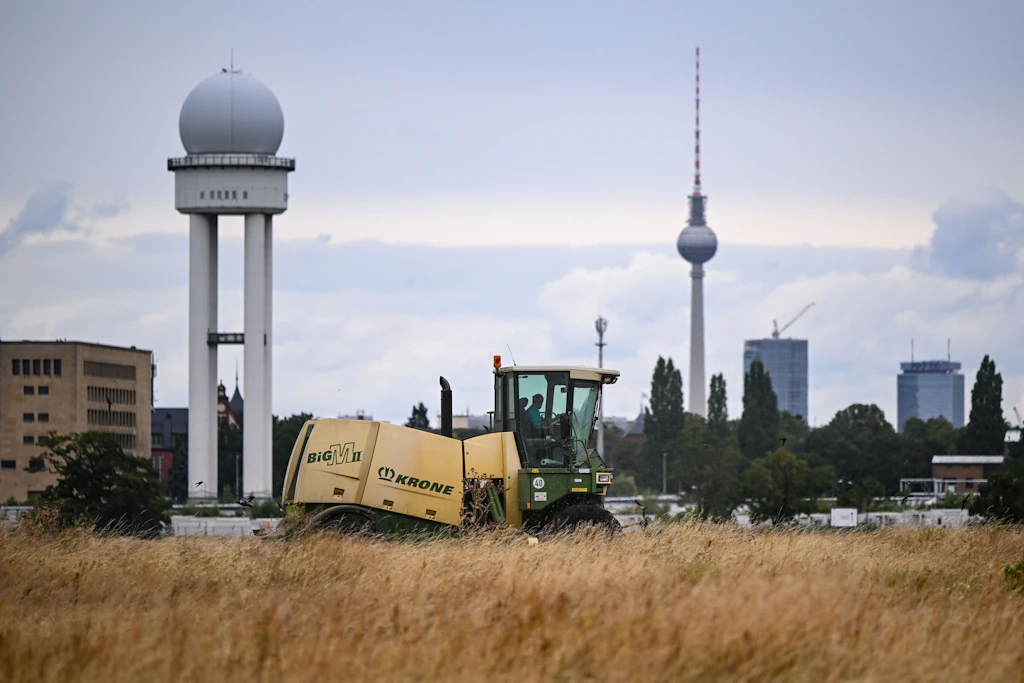 Ein Mähdrescher auf dem Tempelhofer Feld. Auf dem rund 135 Hektar großen inneren Wiesenring findet die jährliche Großmahd im Spätsommer statt, wenn die Jungvögel der geschützten Feldlerche flügge sind.