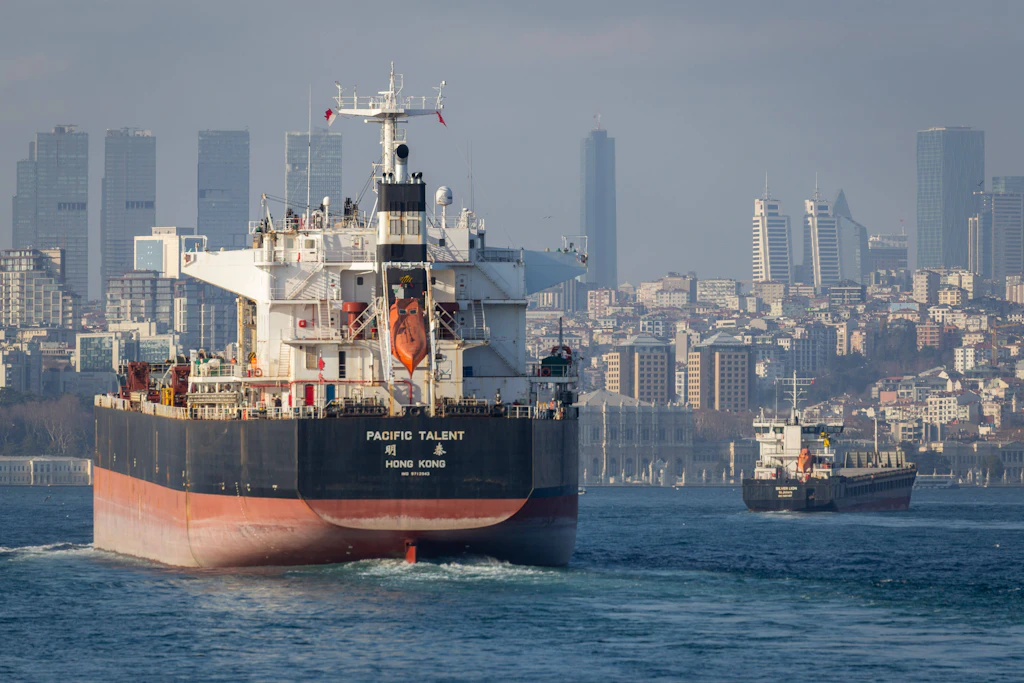 Öltanker und Frachtschiffe durchqueren den Bosporus in Istanbul. (Symbolbild)