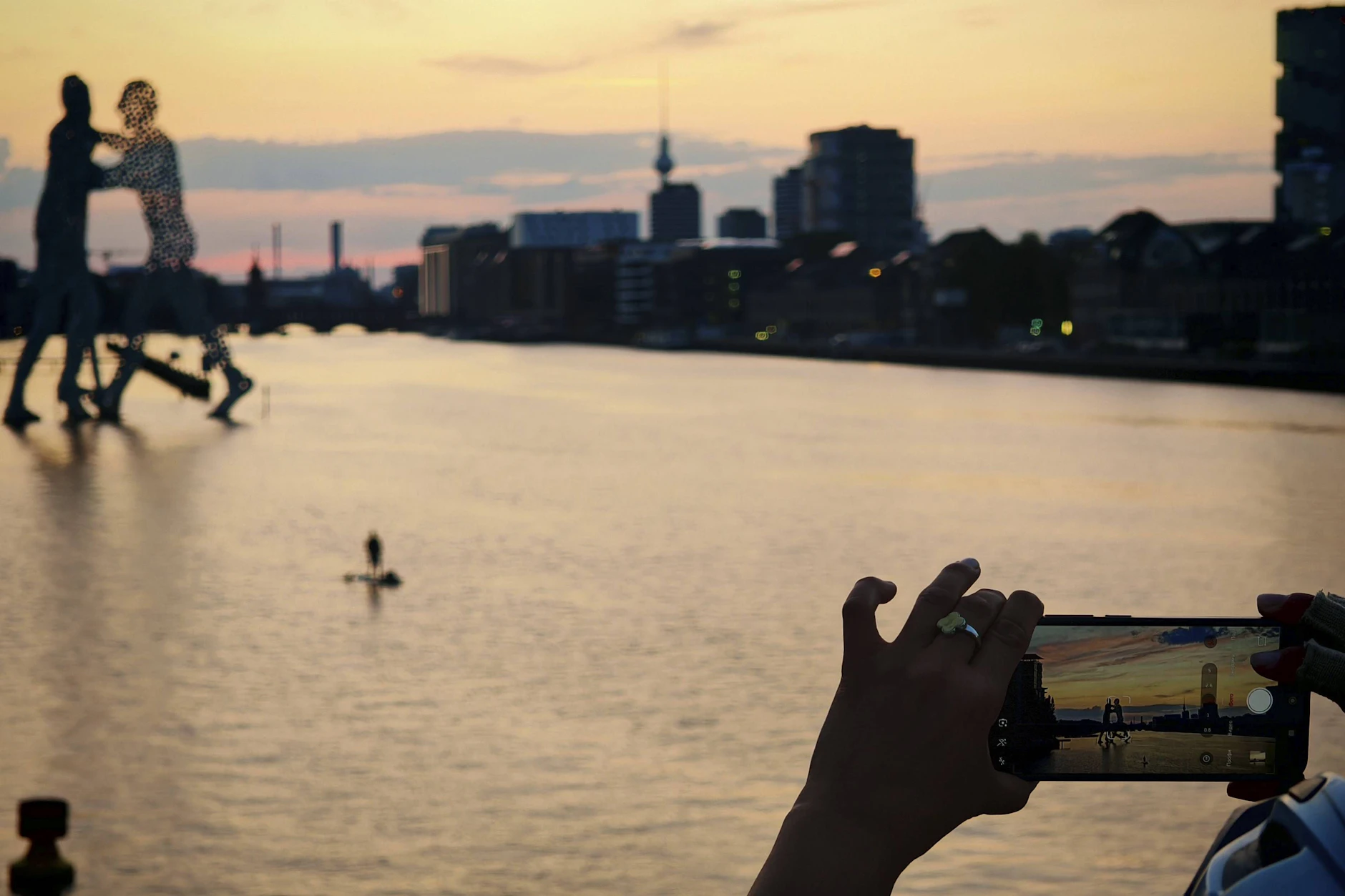 Berlin hat viel zu bieten. Hier fotografiert eine Touristin die Skulptur „Molecule Man“ in der Spree.