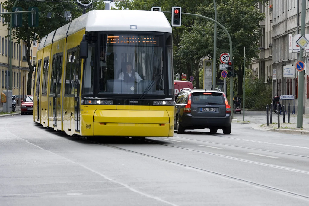 Eine Straßenbahn auf der Siegfriedstraße in Lichtenberg.