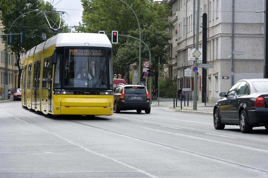 Üble Nerverei! BVG lässt Straßenbahn in Lichtenberg noch bis 2027 quietschen