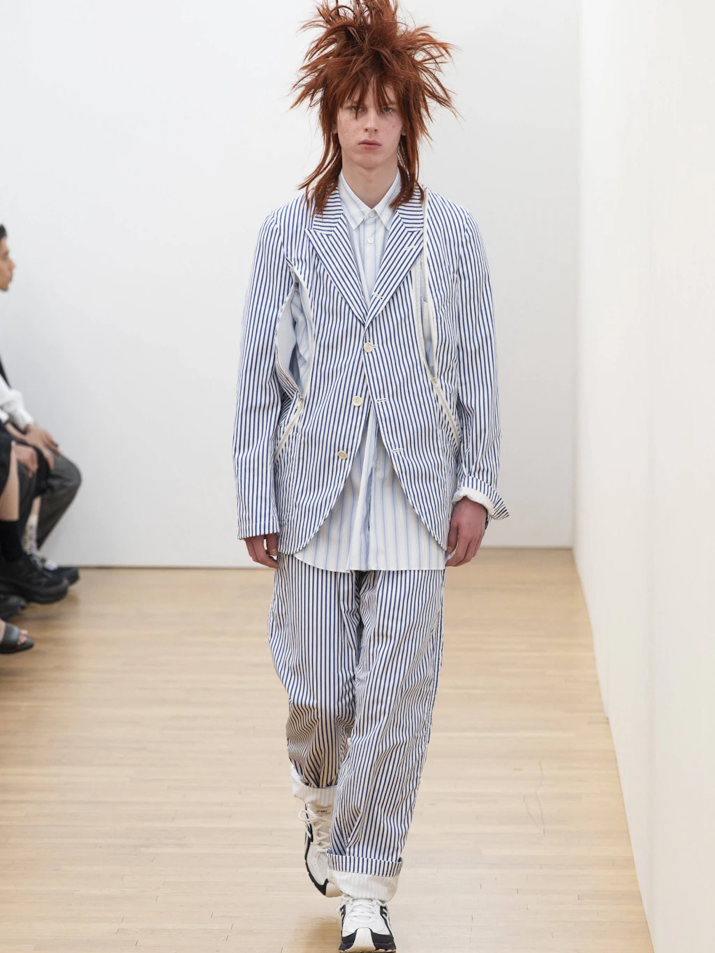 <b>Streifen über Streifen: </b>Ein Model präsentiert während der Paris Menswear Fashion Week am 28. Juni 2025 in Paris einen Entwurf aus der neuen Kollektion von Comme des Garçons Shirt.
