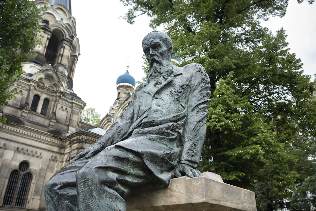 Neuer Standort: Die Bronzestatue von Fjodor Dostojewski steht während des Landtagsumbaus neben der Russisch-Orthodoxen Kirche.