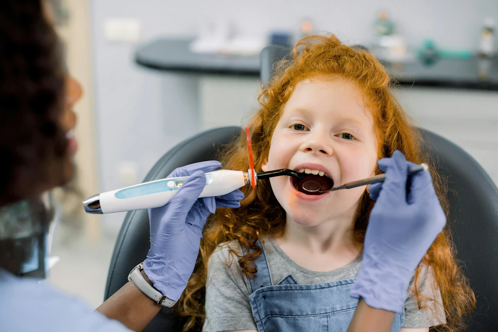 Ein Kind wird beim Zahnarzt untersucht: Wenige Kinder benötigen besonders intensive Behandlungen.