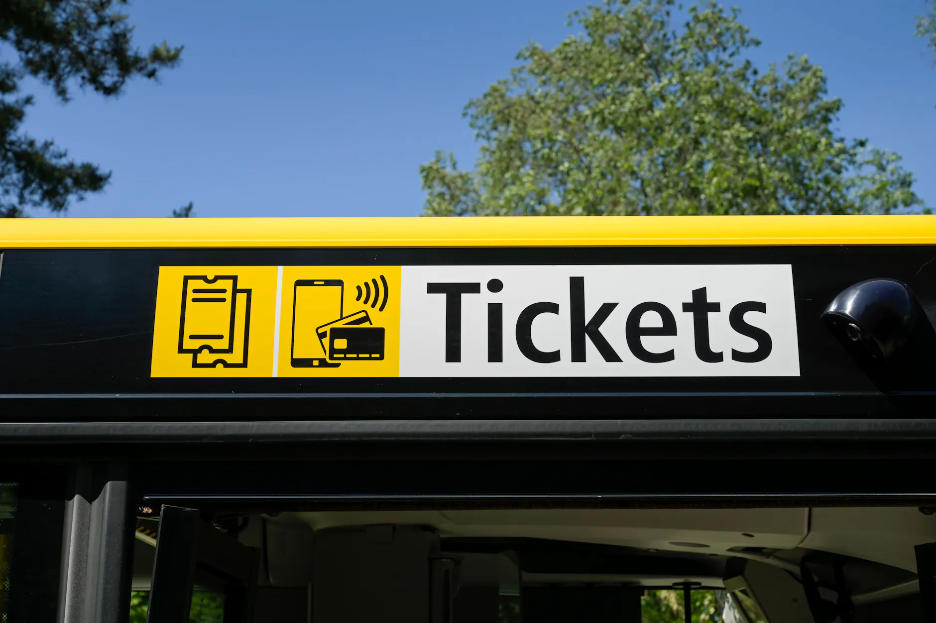 Laut AGBs darf man erst in Bus und Bahn einsteigen, wenn man ein Online-Ticket gezogen und 60 Sekunden gewartet hat. Aber ist das realistisch?