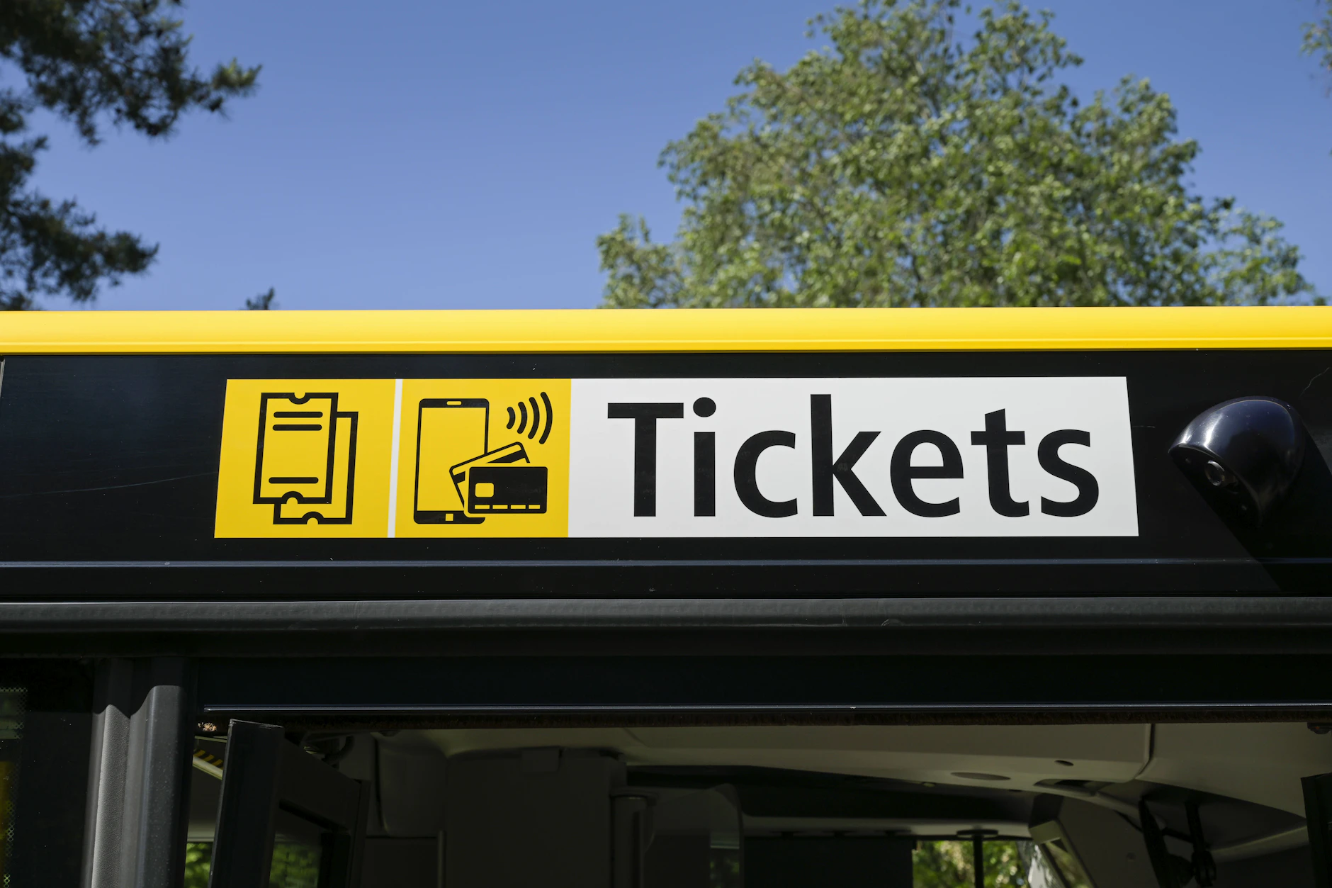 Laut AGBs darf man erst in Bus und Bahn einsteigen, wenn man ein Online-Ticket gezogen und 60 Sekunden gewartet hat. Aber ist das realistisch?