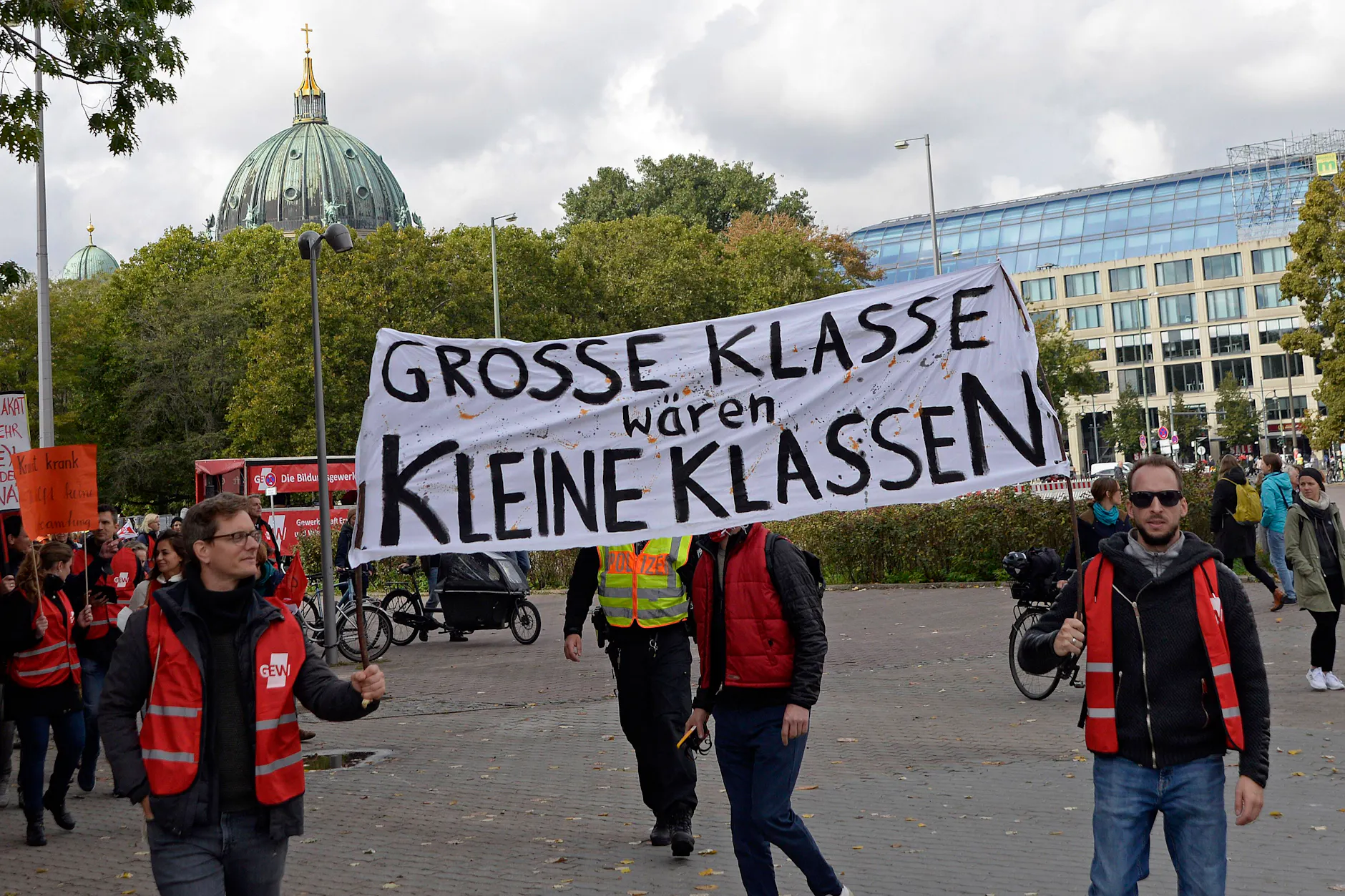 Immer wieder fordern Berliner Lehrer bessere Arbeitsbedingungen an den Schulen. So wie hier bei einer Demonstration der Gewerkschaft GEW vor dem Roten Rathaus (2022).