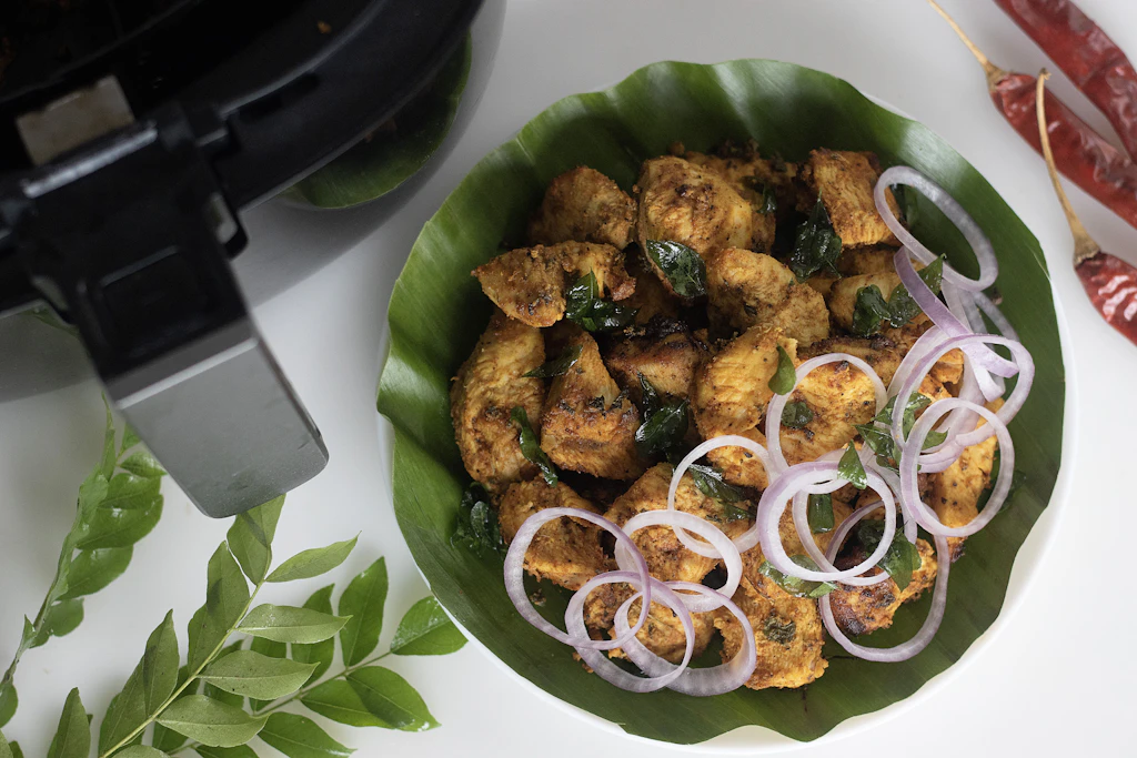 Mit einem Airfryer ist auch knusprig-goldbraunes Hähnchen ein Kinderspiel.