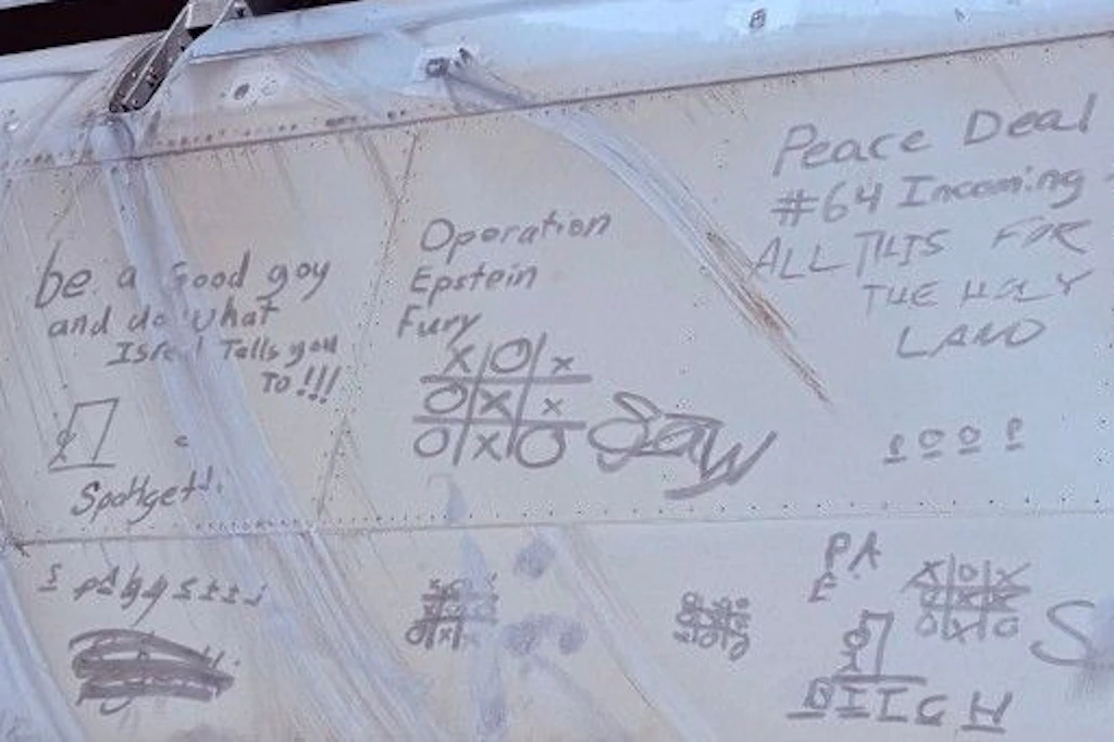 Schriftzüge auf einem US-Militärflugzeug, die laut dem Iran-Experten Trita Parsi von US-Soldaten im Persischen Golf stammen sollen.