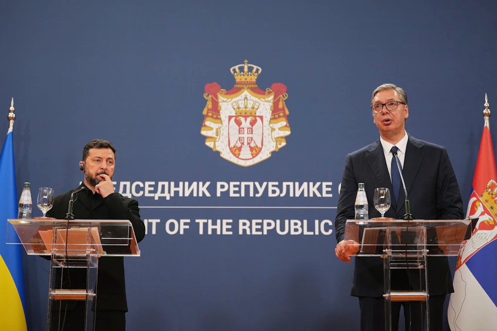 Der ukrainische Präsident Wolodymyr Selenskyj und sein serbischer Amtskollege Aleksandar Vučić nehmen im Serbien-Palast an einer kurzen Pressekonferenz teil. +++ dpa-Bildfunk +++