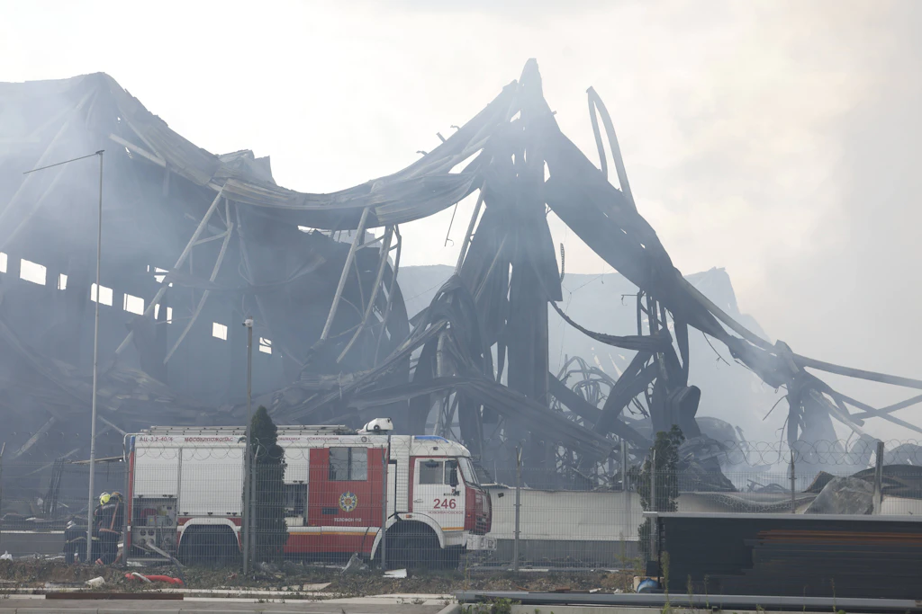 Feuerwehrleute löschen am 16. August 2026 den Brand in einem Lagerhaus nahe Moskau nach einem ukrainischen Drohnenangriff.