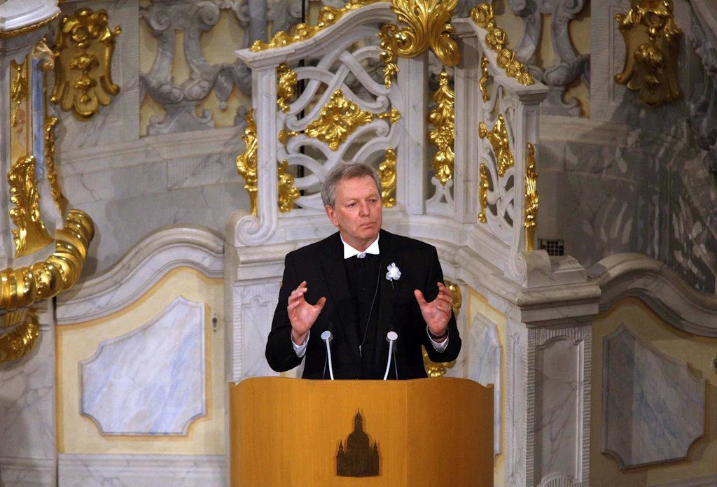 Dresden erinnert am Freitag (13.02.15) an die Zerstörung der Stadt im Zweiten Weltkrieg vor 70 Jahren. Gedenkveranstaltung in der Frauenkirche - Sachsens Landesbischof Jochen Bohl - - Dresden erinnert an die Bombardierung der Stadt vor 70 Jahren - epd EDITORIAL USE ONLY