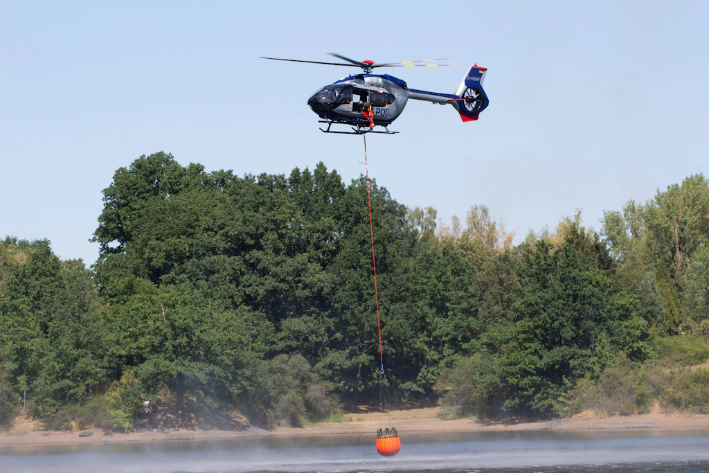 Plauen - Polizeihubschrauber unterstützen Löscharbeiten bei Waldbrand in Plauen Plauen, Meßbach, Messbach, Vogtland, Sachsen, Waldbrand, Vegetationsbrand, Feuerwehr, Löscharbeiten, Polizeihubschrauber, Polizei Sachsen, sächsische Polizei, H145, Airbus H145, Löschhubschrauber, Hubschrauber, Luftunter