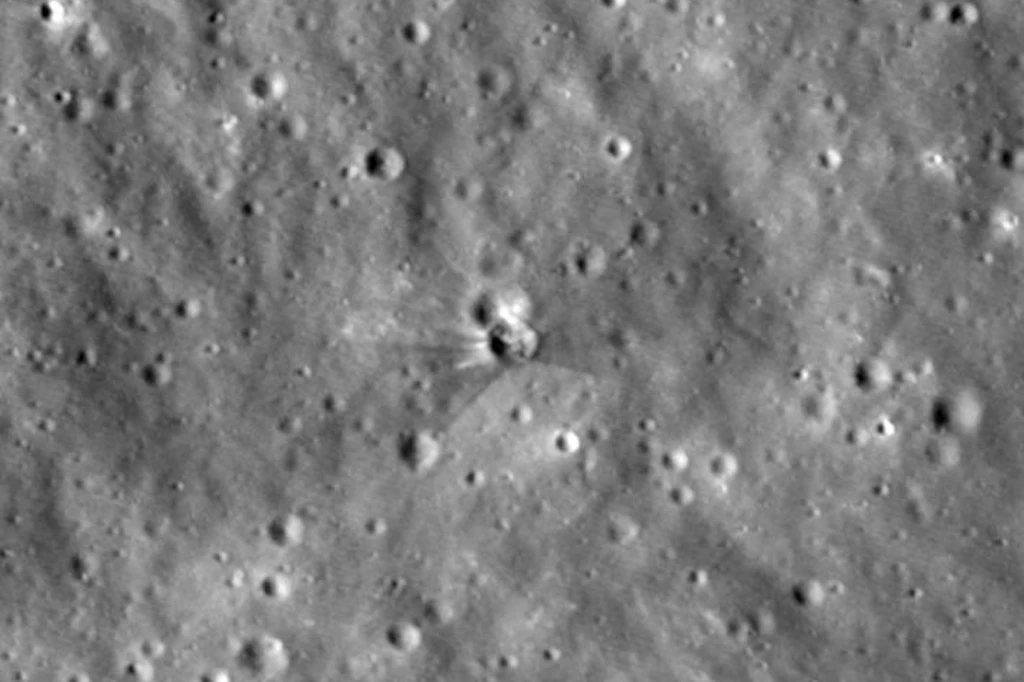 Nasa-Aufnahme zeigt den Einschlagskrater der SpaceX-Falcon-9-Raketenstufe auf der Mondoberfläche. Die Raketenstufe schlug am 5. August 2026 auf dem Mond ein.