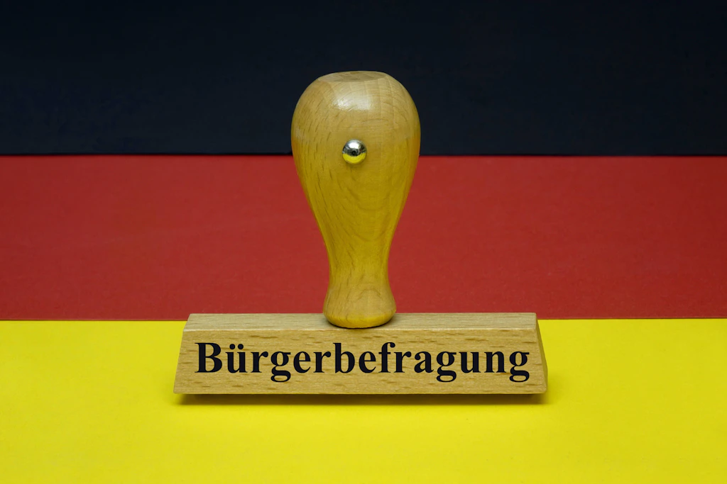 Stempel und Bürgerbefragung Stempel und Bürgerbefragung, 17.08.2023, Borkwalde, Brandenburg, Auf einer Deutschlandfahne steht ein Stempel mit dem Schriftzug Bürgerbefragung.