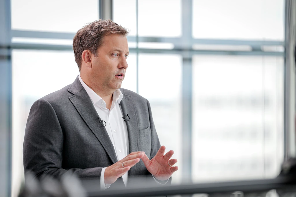 Lars Klingbeil (SPD), Bundesminister der Finanzen, Vizekanzler und SPD-Bundesvorsitzender, spricht im Sommerinterview bei Sat.1-„:newstime“ zum Moderator.