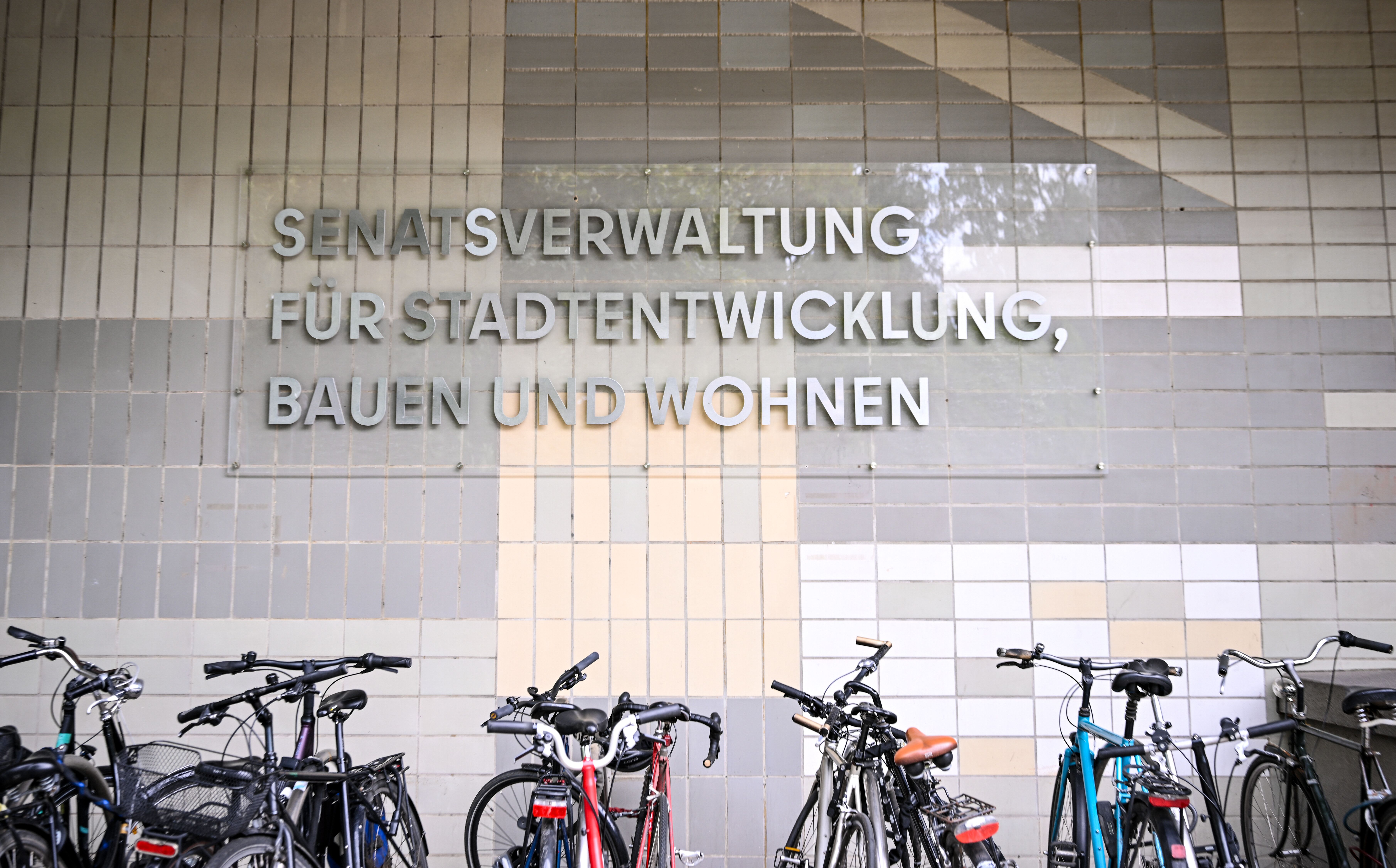 Hackerangriff lähmt Berlin: 50.000 Haushalte warten jetzt auf Wohngeld