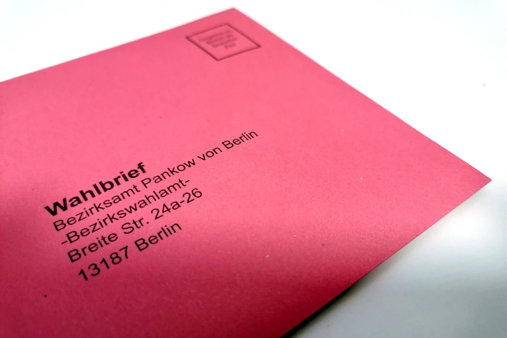 Briefwahl in Berlin: Der Wahlschein lässt sich auch per E-Mail, Post oder Fax beim Bezirkswahlamt beantragen.