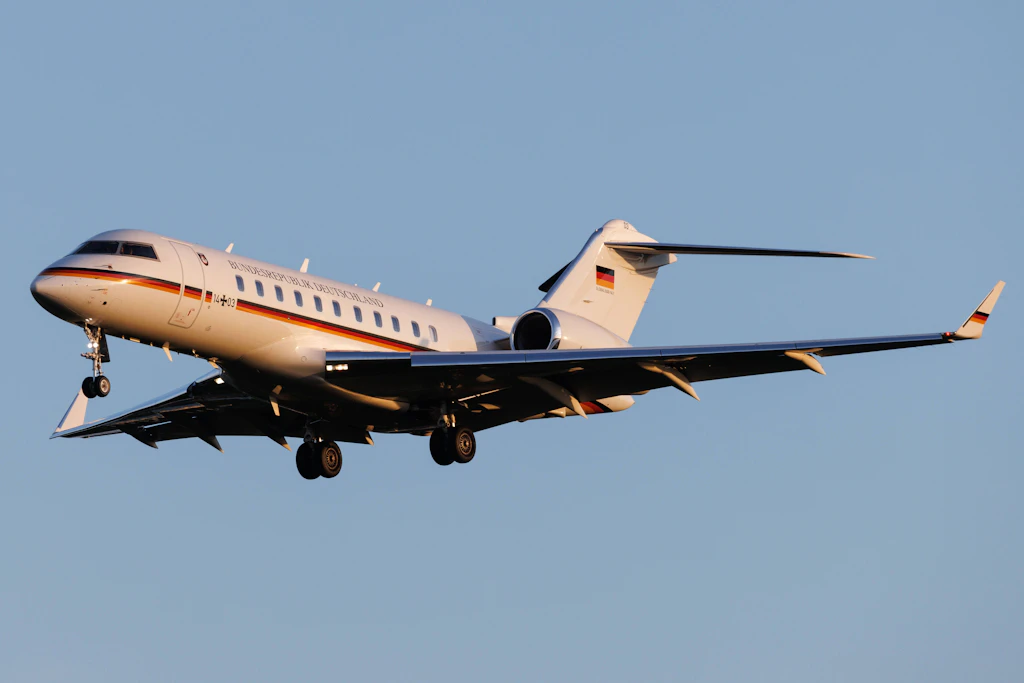 Eine Regierungsmaschine vom Typ Bombardier Global 5000 mit VIP-Ausstattung: Die Reiseroute von Luxor über die Seychellen nach Réunion sorgt für Aufsehen.