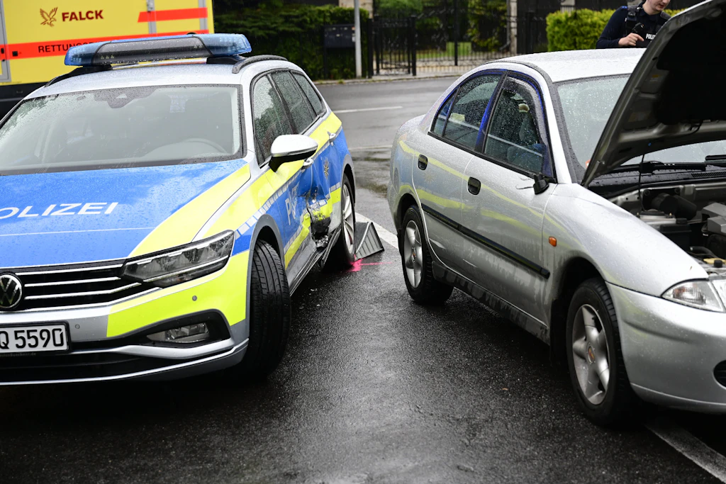 Der Streifenwagen bekam eine ordentliche Delle, der Polizeibeamte am Steuer wurde leicht verletzt.