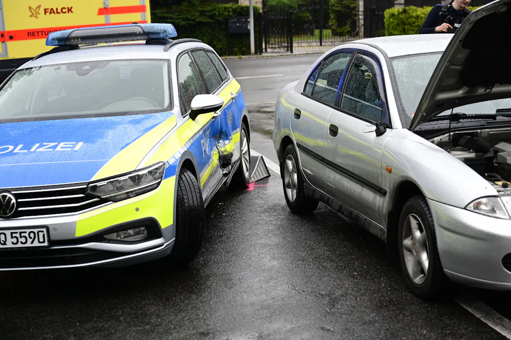 Görlitz: 91-Jährige rammt zweimal Polizeiauto bis Beamtin den Zündschlüssel zieht