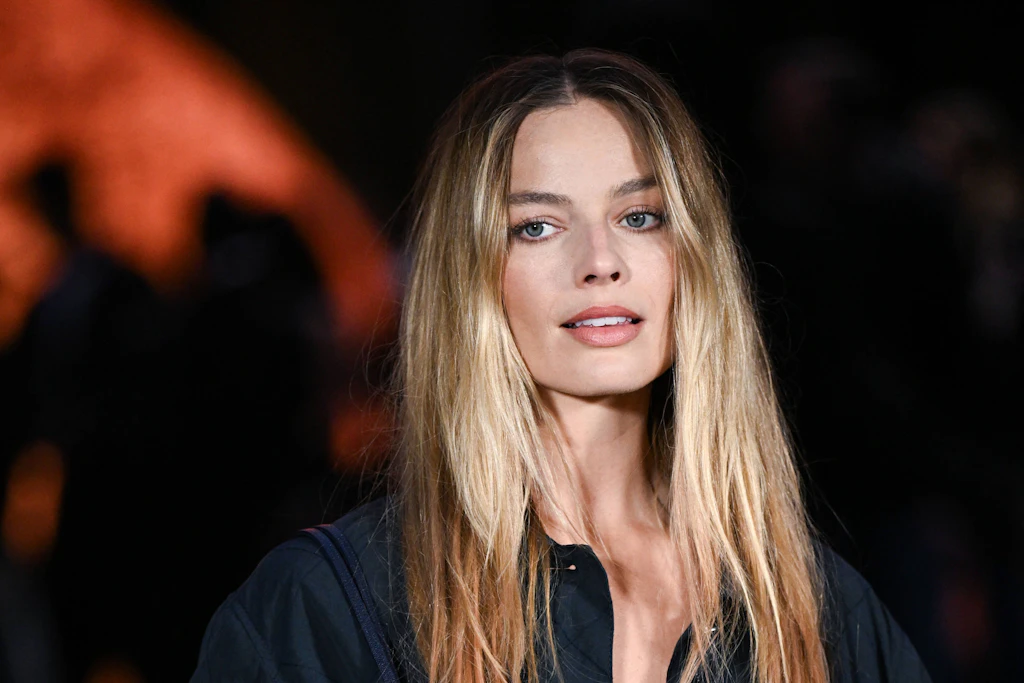Margot Robbie bei der Chanel Womenswear Show für Frühling/Sommer 2026 in Paris: Die Schauspielerin stellt unter Beweis, wie stilvoll „Recession Blonde“ aussehen kann.