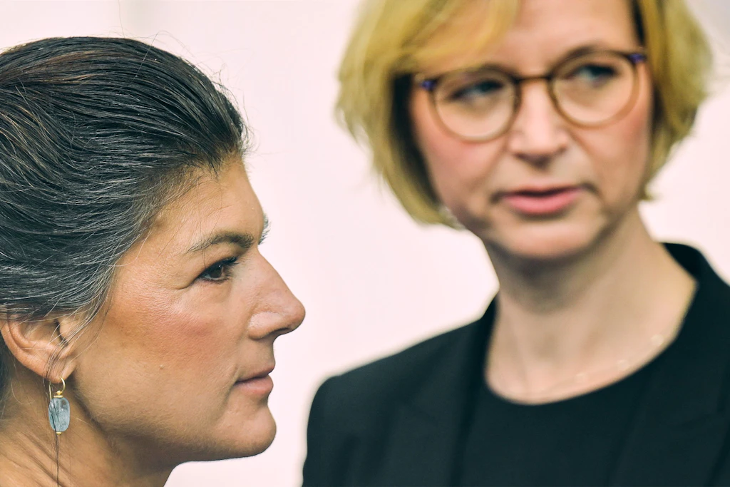 Sahra Wagenknecht (l) und Parteikollegin Katja Wolf, stellvertretende Ministerpräsidentin in Thüringen.