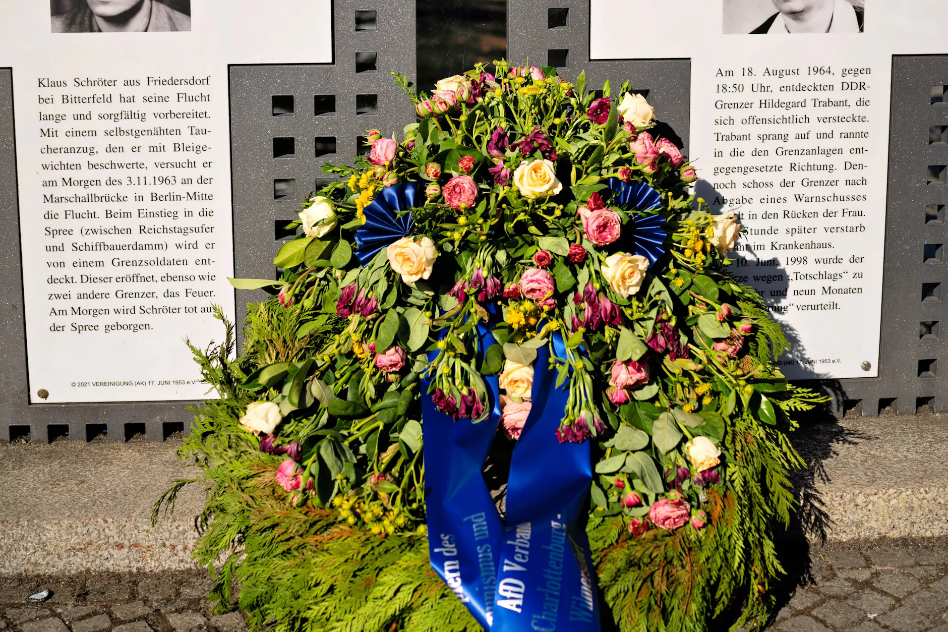 Die AfD gedenkt den Mauertoten bei der von der Vereinigung 17. Juni ausgerichteten Gedenkfeier des 65. Jahrestags der Berliner Mauer mit einem Kranz.