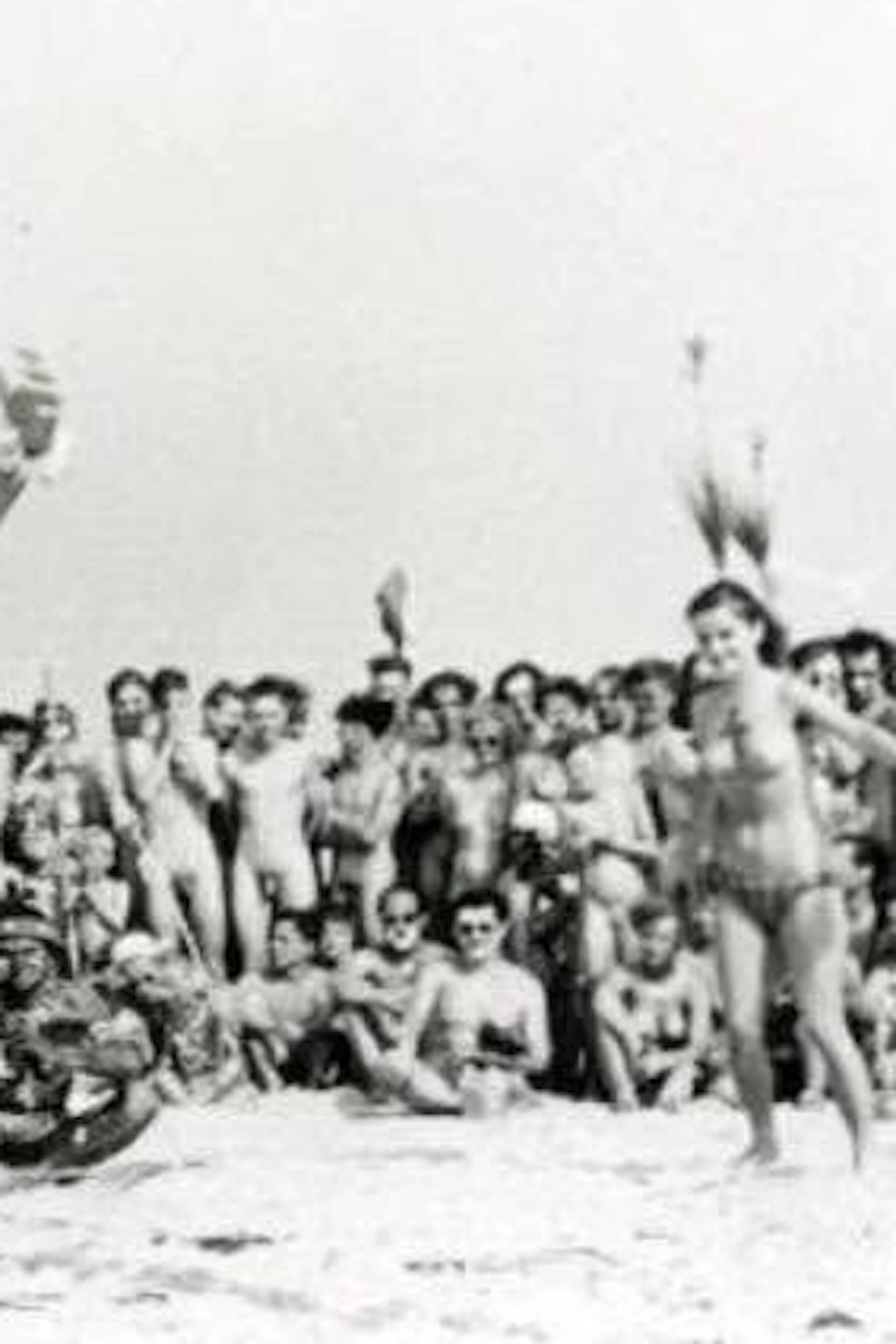 Mit Bastrock und Bemalung auf nacktem Körper: So feierten FKK-Anhänger das Kameruner Fest am Ostseestrand voon Prerow.