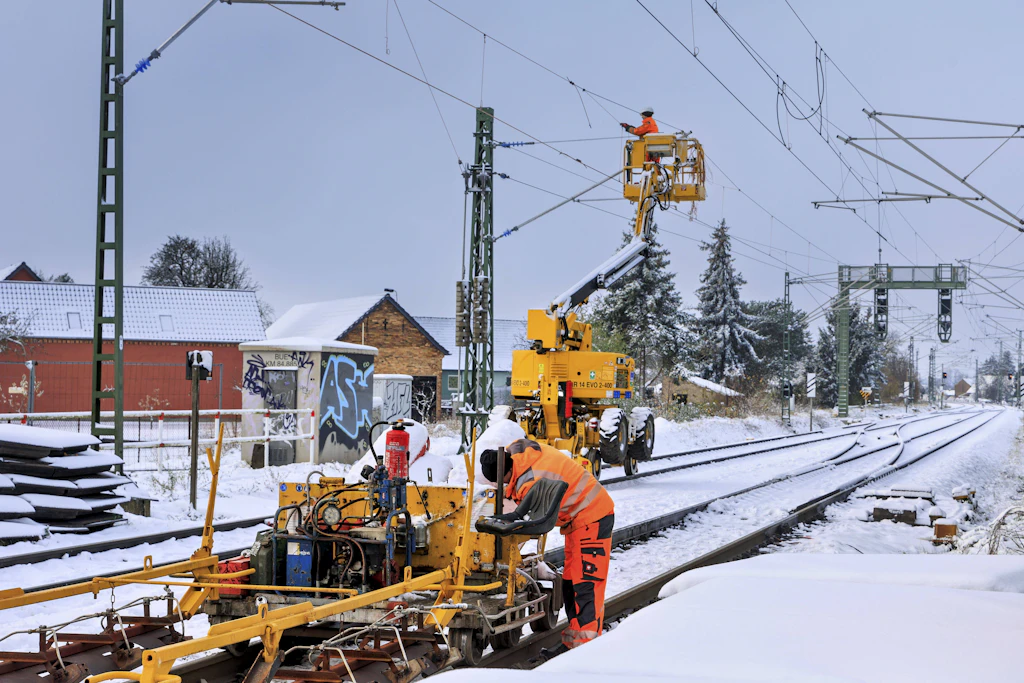 Lübbenau: Zweigleisiger Ausbau der Bahnstrecke Berlin-Cottbus DEU Brandenburg Lübbenau Â In Lübbenau laufen die Vorbereitungen für den künftig wieder zweigleisigen Ausbau der Bahnstrecke Berlin-Cottbus. Die Arbeiten am Bahnübergang Berliner Straße dauern an. Dort werden zwei Hilfsbrücken eingesetzt