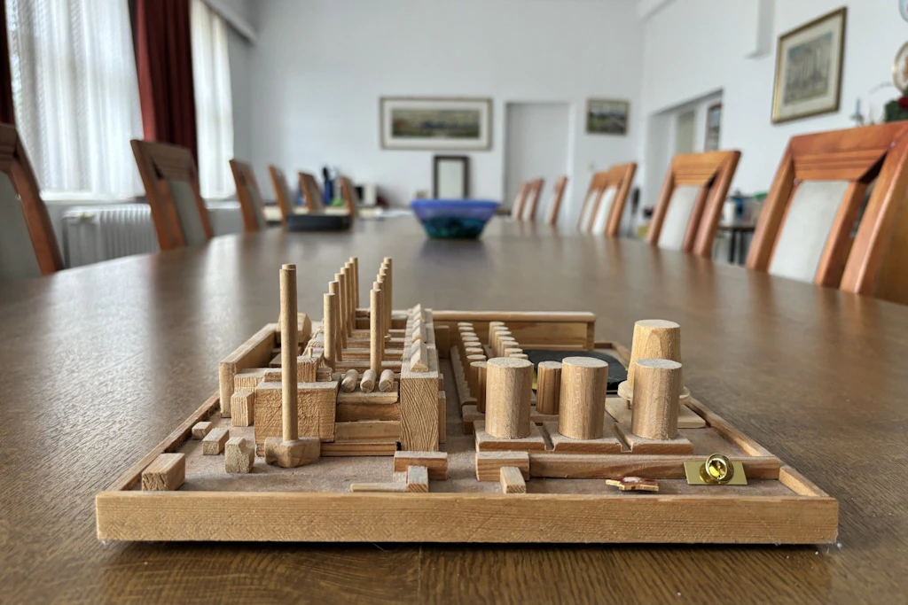 Ein Holzmodell des Kraftwerks. Alle 14 Schornsteine und die meisten Hallen wurden nach 1989 abgerissen.