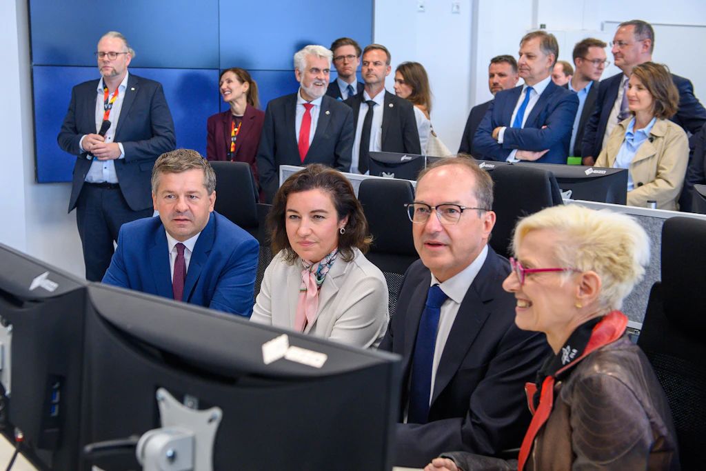 Sachsen-Anhalts Ministerpräsident Sven Schulze (CDU), Forschungsministerin Dorothee Bär (CSU), Innenminister Alexander Dobrindt (CSU) und DLR-Vorstandschefin Anke Kaysser-Pyzalla (v.l.) eröffnen das Technologiezentrum Drohnensicherheit in Cochstedt.