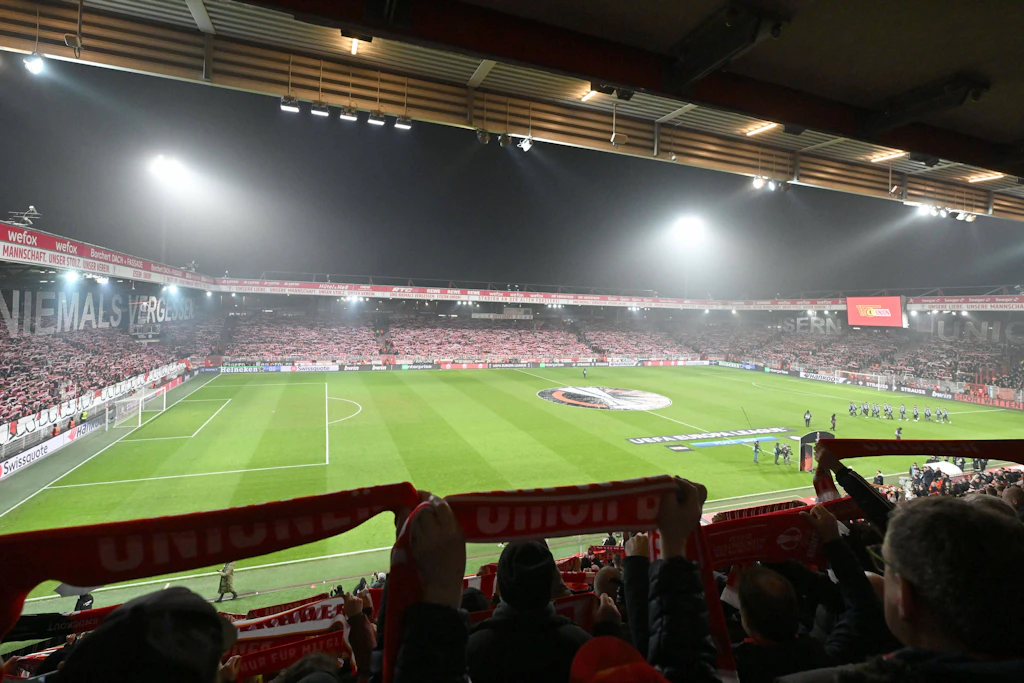 Mit seinen Auftritten im Stadion An der Alten Försterei in der Europa League hat der 1. FC Union Berlin auch einen Anteil an der Rückkehr von Stehplätzen bei Länderspielen.