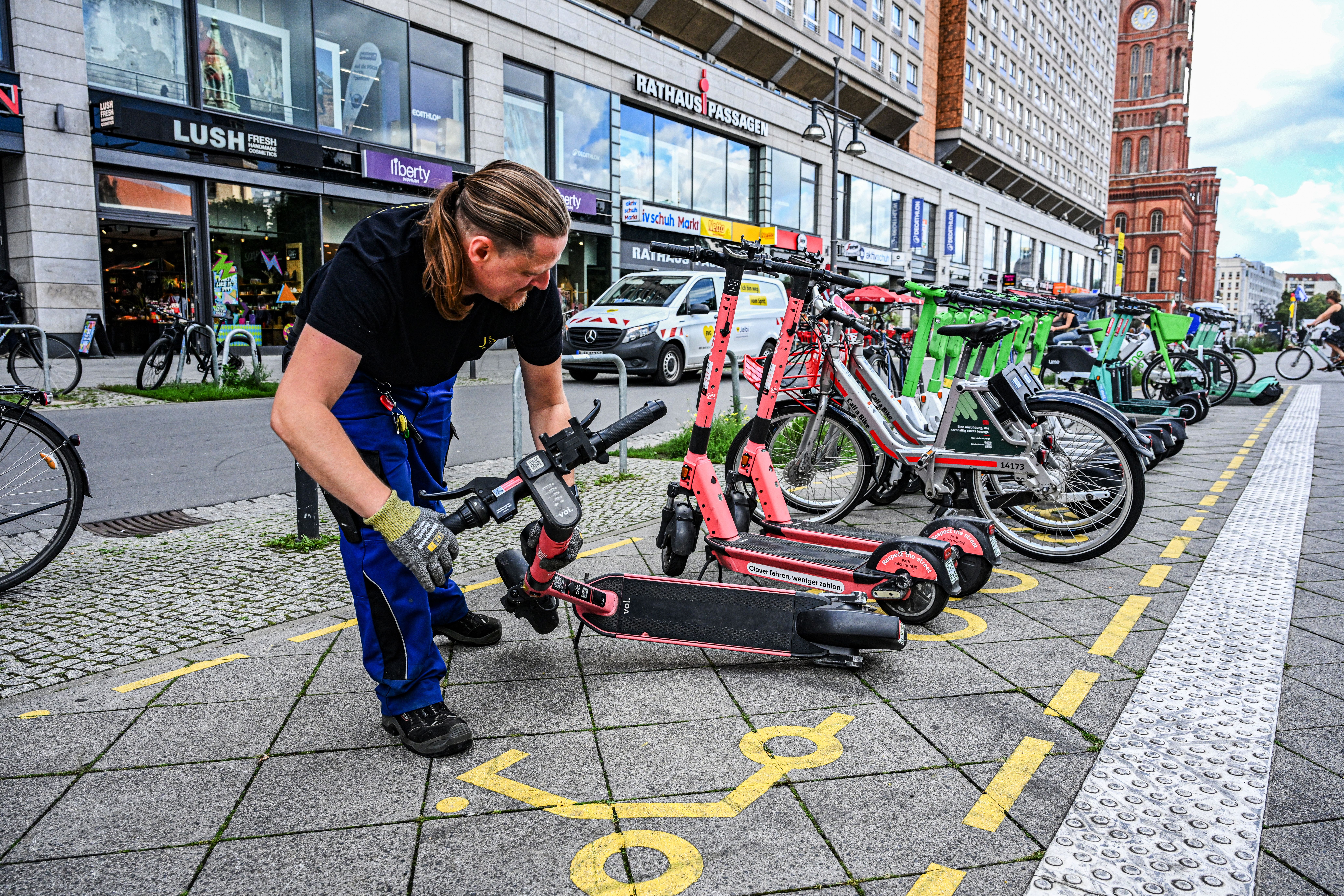 Berlin-Mitte: Fast 400.000 Euro Bußgeld für E-Scooter