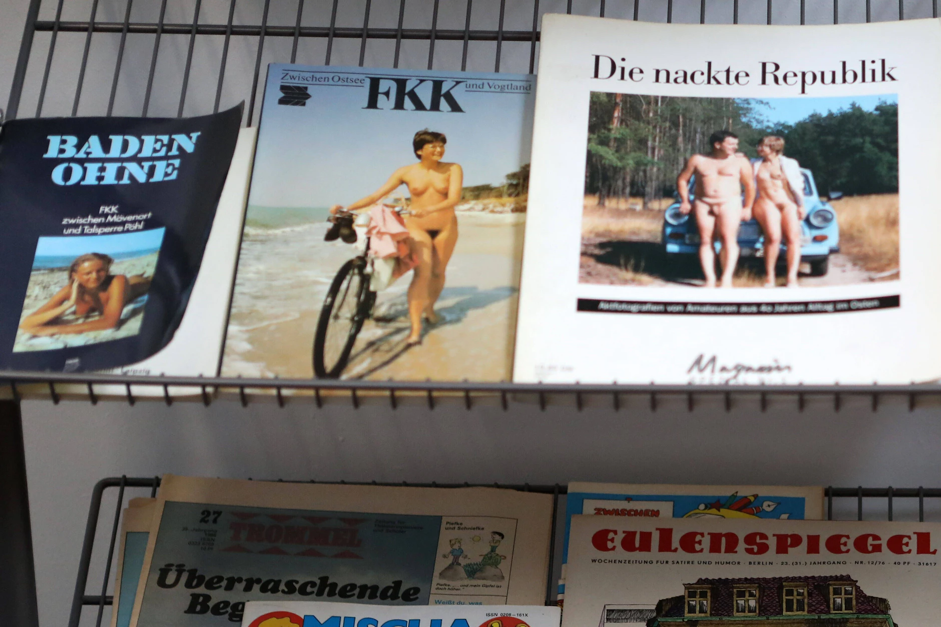 <a href="https://www.berliner-kurier.de/ddr/geheimnis-der-mokka-milch-eisbar-ddr-wollte-buerger-vom-trinken-abhalten-li.10292168">FKK war in der DDR eigentlich beliebt.</a> Sogar Bücher und Reiseführer gab es – Jahre nach dem Verbot.