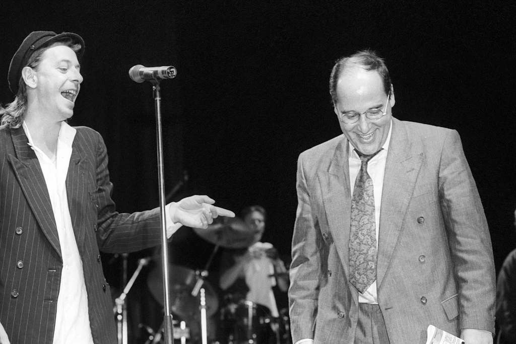 Gregor Gysi (r.) mit Rio Reiser bei einer Wahlkampfveranstaltung der PDS.